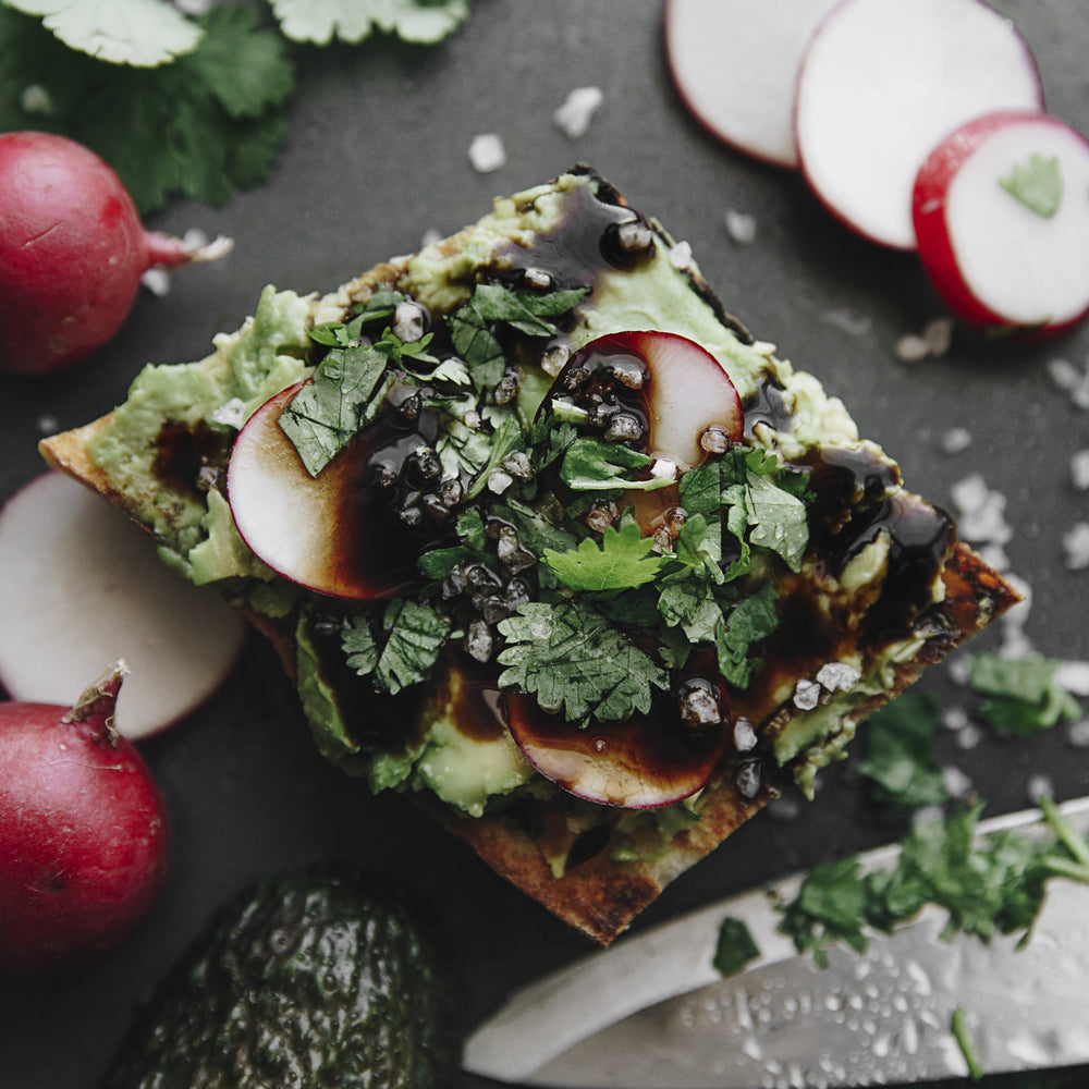 Tostada de aguacate y rábanos