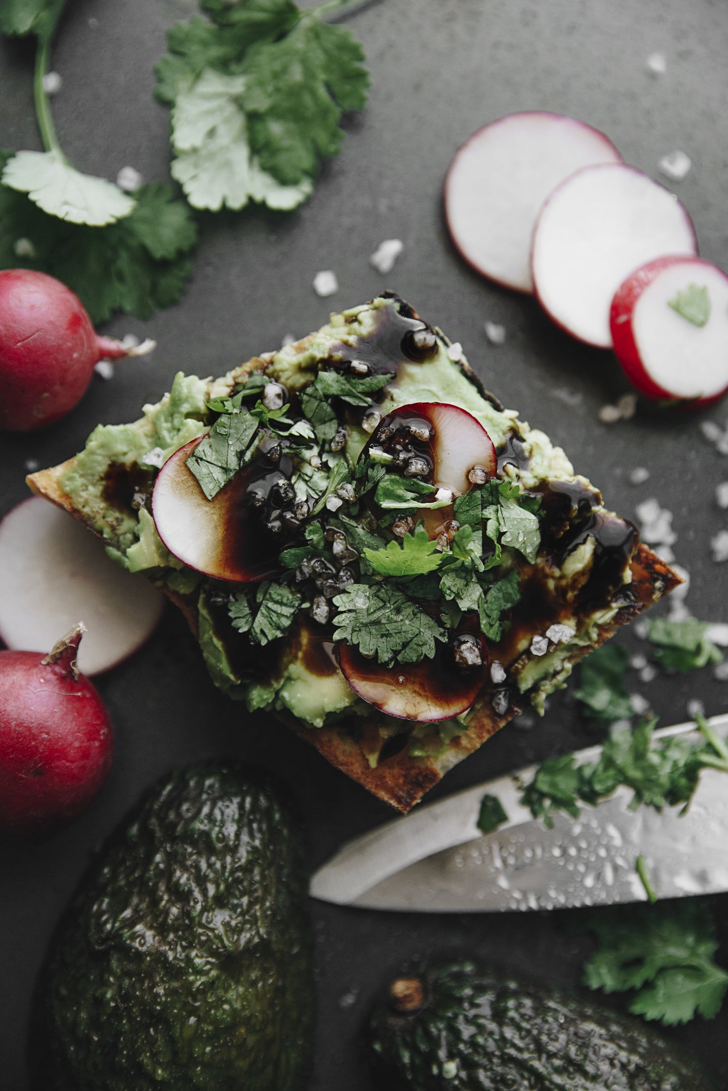 Tostada de aguacate y rábanos